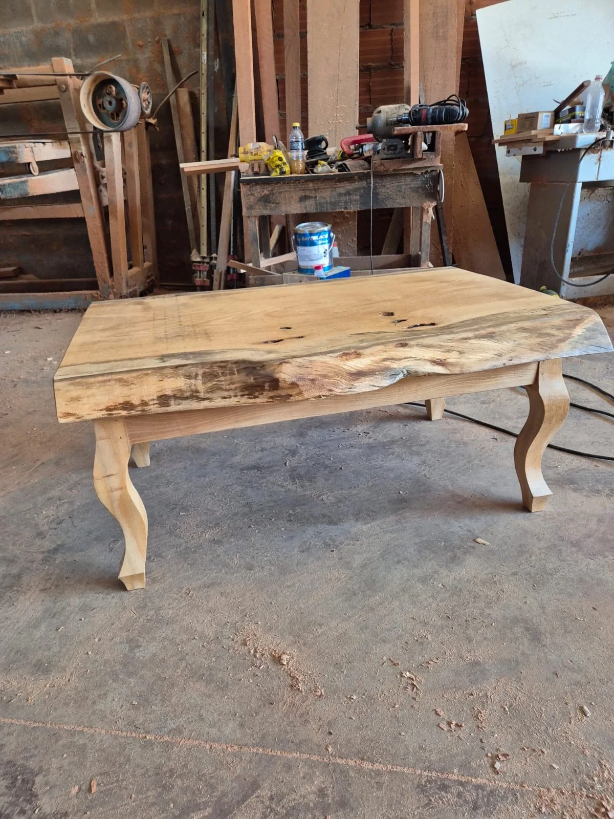 Mesa rústica de madeira maciça