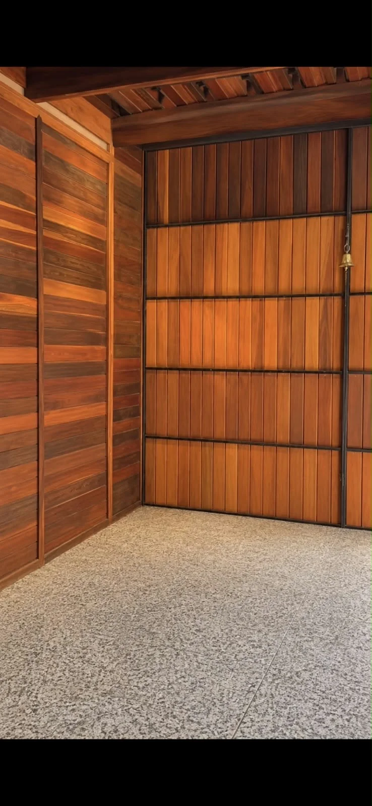 Revestimento de madeira em ambiente interno